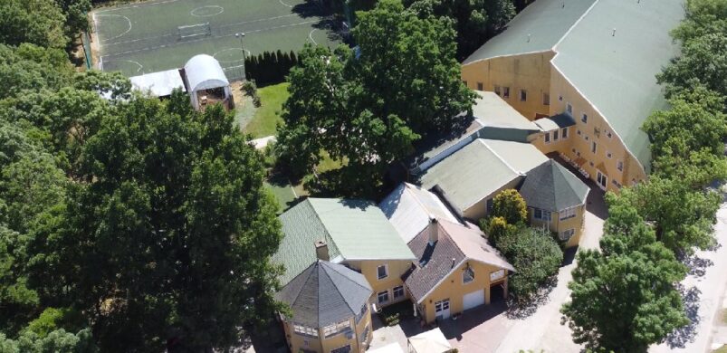 Békéscsabai paradicsom disznótoros helyiséggel eladó!