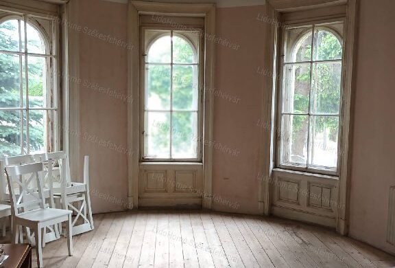 Eladó egy 1850-ben épült villa Bodajkon