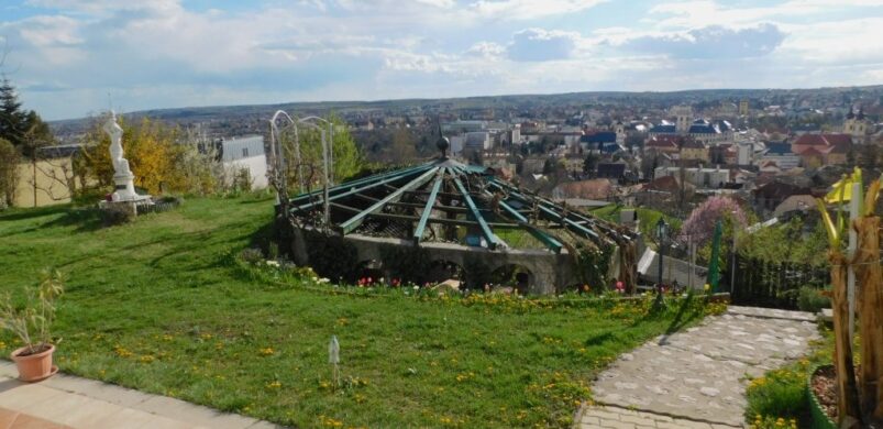 Íme egy 380 milliós, örökpanorámás egri luxus villa!