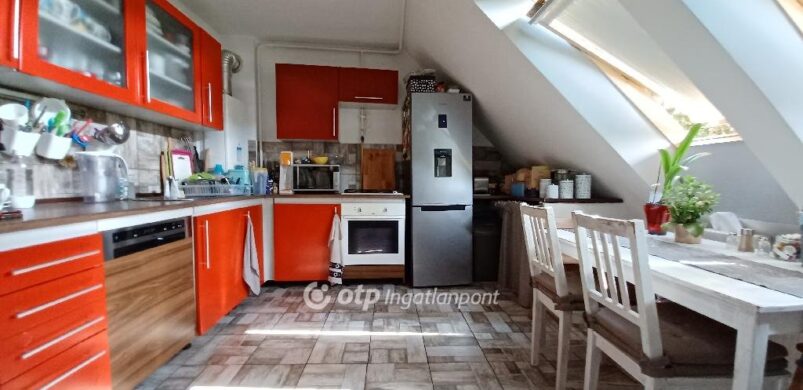 Belső kétszintes lakás kertkapcsolattal? Ilyen egy ideális, egri otthon!