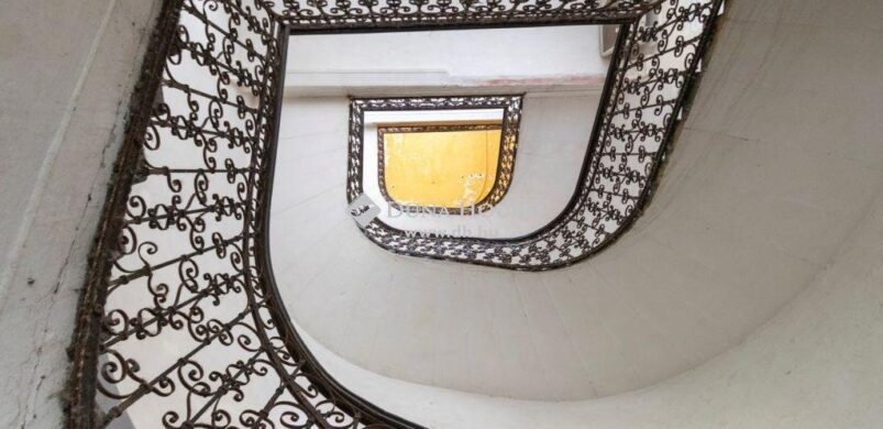 Íme egy igazi klasszikus nagypolgári lakás a Rózsák terénél!