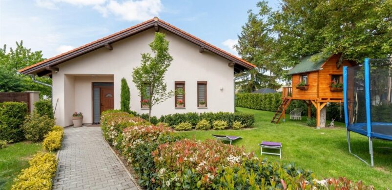 A hét szín párja: barna-fehér. És persze egy szuper rétsági ház!