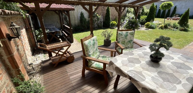 Egy “igazi családi fészek” a belvárosban borospincével, konditeremmel?