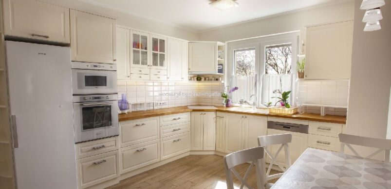 A konyha miatt kattintottunk. De a többi helyiség sem okozott csalódást…