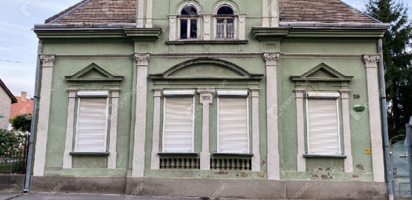 Polgári stílus, elegáns homlokzat: egy korszerűsítésre váró ház Dombóváron!