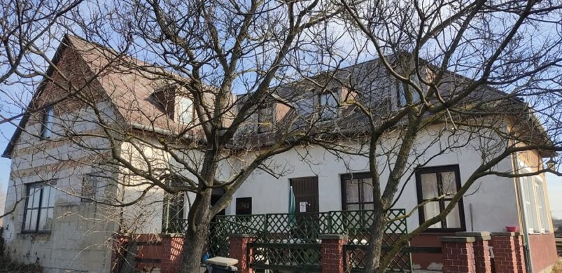 Pesti “lyuk” áráért 250 nm-es háza lehet Devecserben!