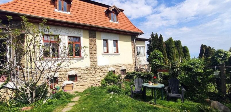 Dunaalmás és egy inspiráló, 100 éves ház örökpanorámás alkotói szobával!