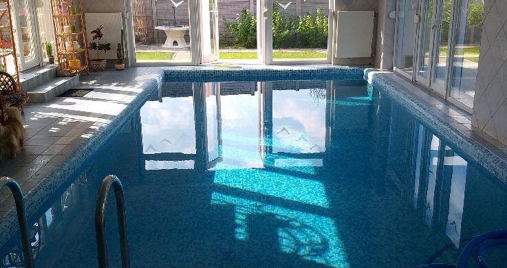 Hűsítő medence és napkollektorok Görömbölyön