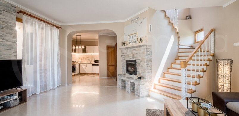 Fehér, törtfehér, ekrü és sok-sok finomság Miskolc egyik felújított házából!