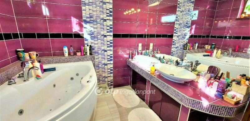 Hagymalila színben pompázó fürdőszoba és egy szuper otthon Tiszaalpáron!