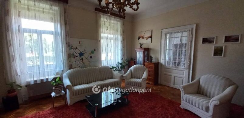 Polgári és a Holt-Tiszára néz. Mi az?