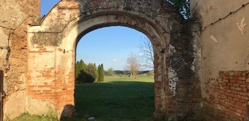 32 millióért Ikrényben kastély és magtár eladó!