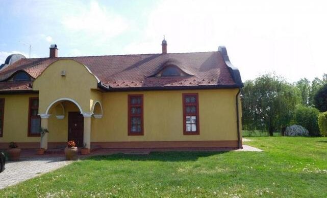 Kétlakásos kúria ipari csarnokkal együtt eladó!