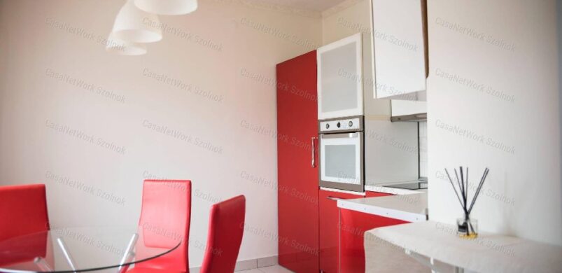 Piros és szürke: divatszínek Karcag egyik eladó, 21 milliós házában!