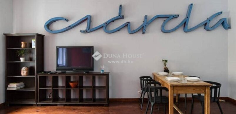 Neon csárda felirat és kikiáltási ár: íme egy V. kerületi szuper lakás!