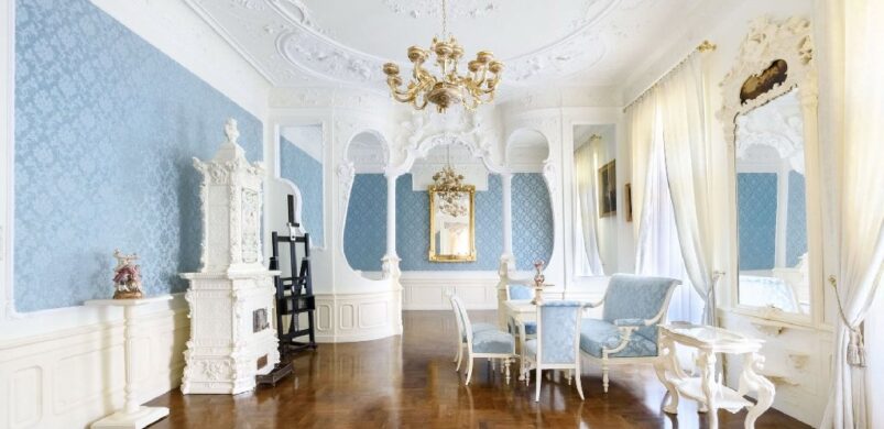 Eladó egy babakék, barokkos lakás 220 millióért a Jászai mellett!