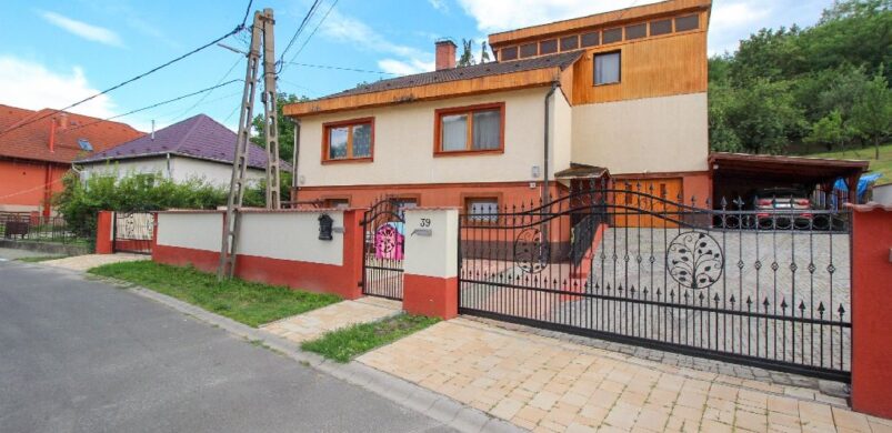 Türkiz és rózsaszín falak egy Rózsafa úti, szuper családi házban!