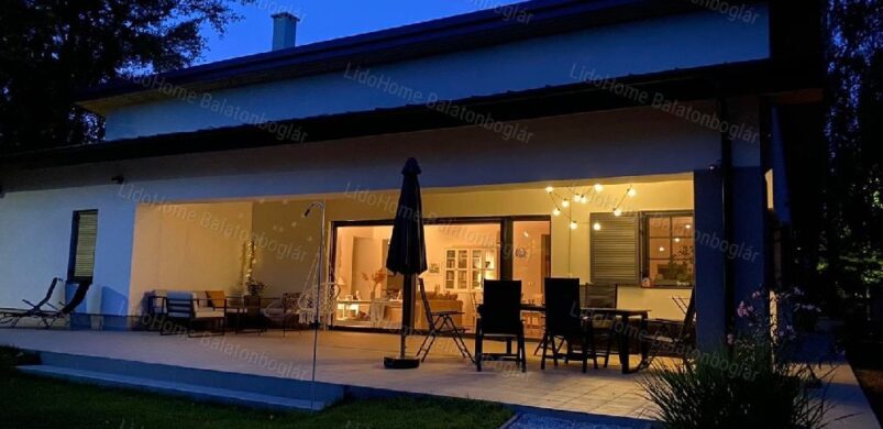 Hófehér szépség Balatonszemesen 315 millióért kérőjét várja!