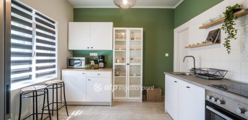 Színes szobákról álmodom! Avagy két családi ház egy telken, Siófokon?