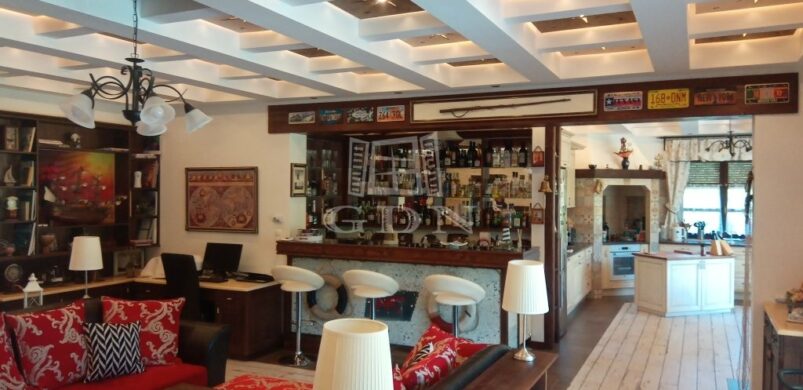 Zamárdi-deluxe: teniszpálya és kalózhajó is jár a luxus otthonhoz!