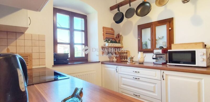 Dozmaton eladó egy Ujj Mészáros Krisztina parasztház!