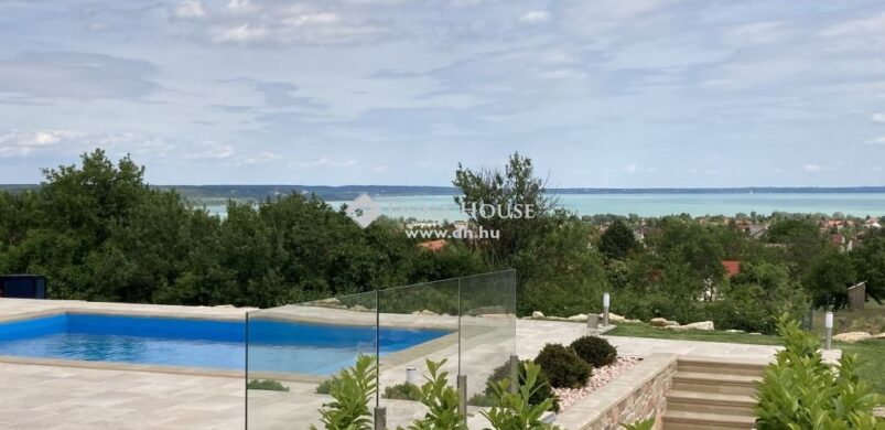 Feszített víztükör a tó felett: íme Balatonalmádi talán legszebb, eladó háza!