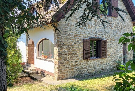 A hét ingatlana: terméskő és nádtető, naná, hogy Tihanyban!