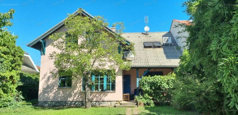 A kék ablakkeretért kattintottunk, de az egész 216 nm-es házba beleszerettünk…