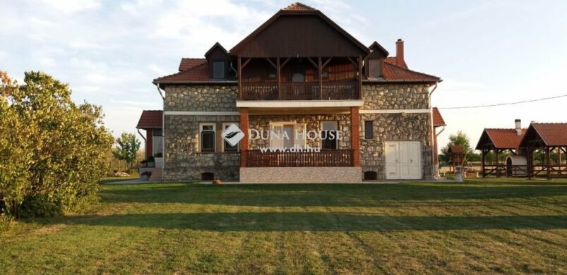 Ó, egy családi rezidencia Tiszaszőlős csodás részén!