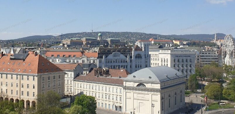 Műterem lakás, kilátással a Deák térre!