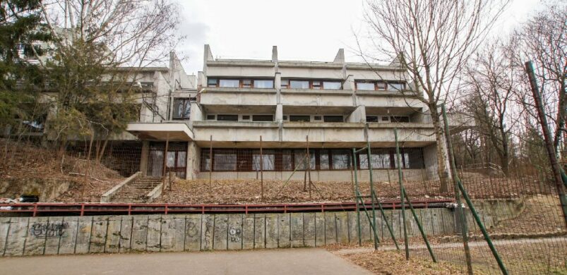 Eladó Salgótarján egyik 1970-es évek végén épült vasbeton komplexuma