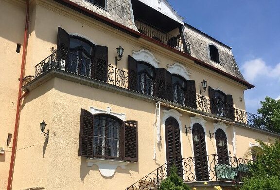 Két hirdetésből raktuk össze a neobarokk villa részleteit