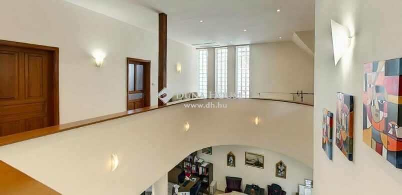 Impozáns vonalak és egy elegáns lépcső Békéscsaba belvárosából!