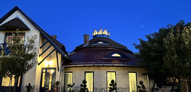 Szentmihály-deluxe: “koronát” viselő épület és ami benne, körülötte húzódik!