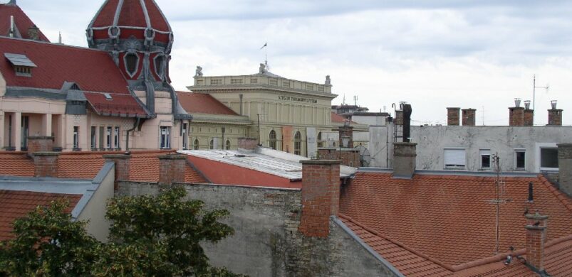 Kilátással a szegedi Kölcsey utca egyik felújított, szuper lakásából…