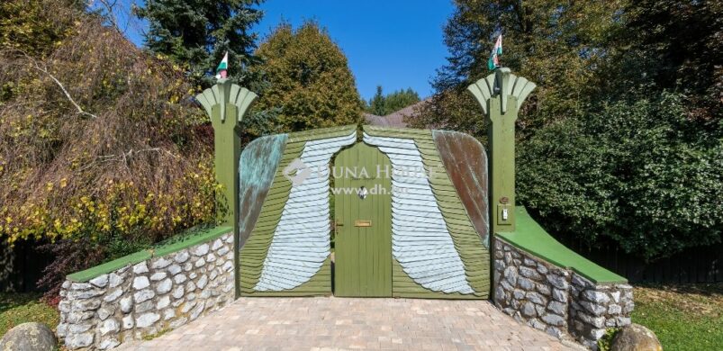 Több mint egy éve a piacon van a recski Makovecz-épület