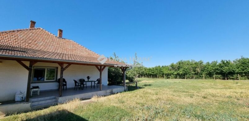 Ebből még bármi lehet: eladó egy ígéretes házikó Kőtelken!