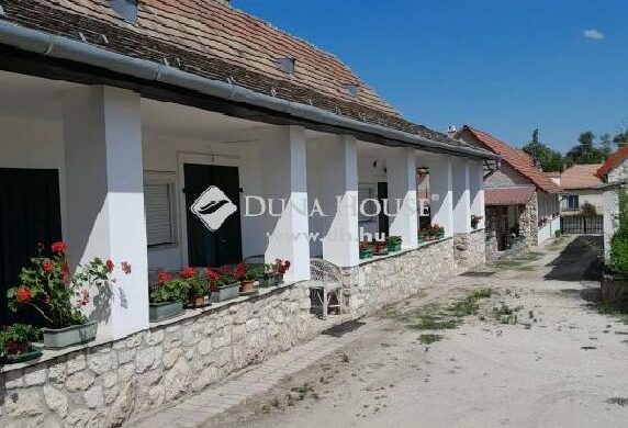 Egy új élet ígérete 80 millióért, a Gerecse lábán?