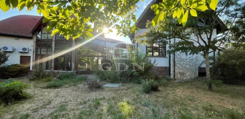 Ilyen a XVIII. kerületi luxus, Makovecz stílusában!