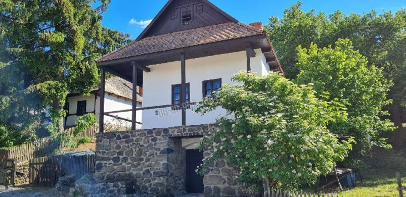 Eladó Hollókő szívében egy kincset érő, vadregényes ingatlan!