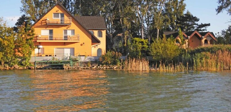 680 millióért érhető el Balatonszemes egyik vízparti családi háza