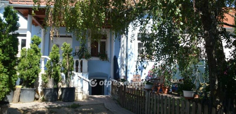 Egy Egyetemi városrészben kínált, babakék ház!