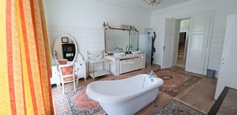 Bájos kúria Nemesvitán, egyetlen mondatba foglalva…