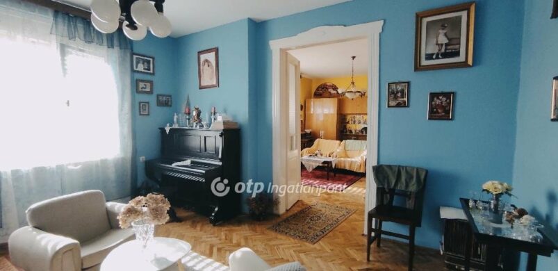 A hét színpárja: kék és sárga. A modell: egy egri ház!