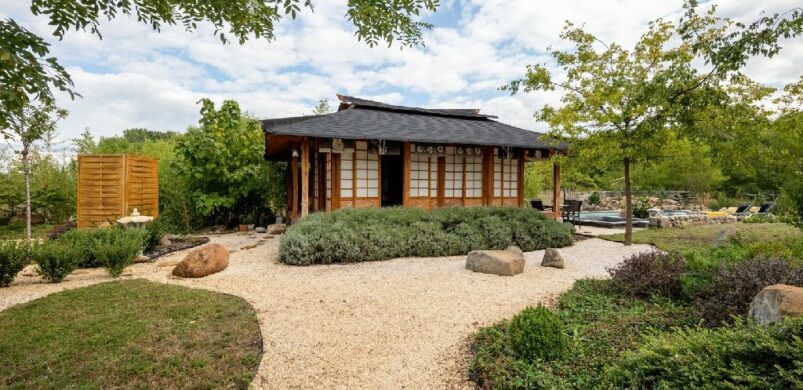 Eldobni mindent! Íme Jászberény legmenőbb háza és “japánkertje”!