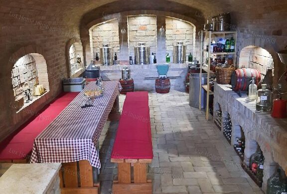 Hű, micsoda Turul oldali privát “borozót” találtunk!