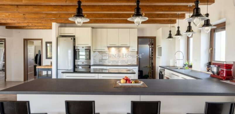 Egy lélegzetelállító otthon Szomoron új lakóit keresi!