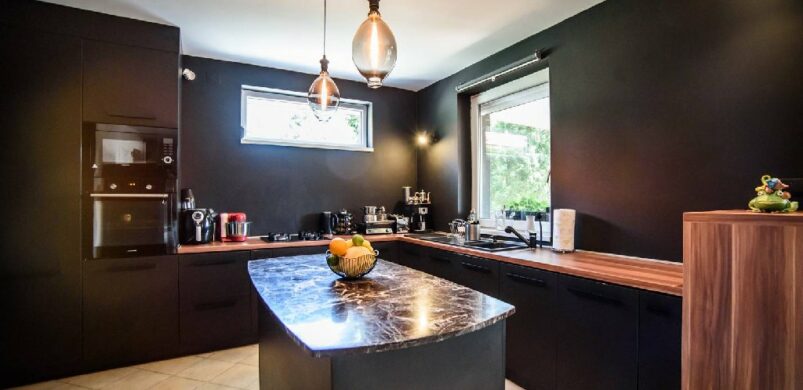 Fekete dizájn konyha Diósjenőn, avagy a hét Nógrád megyei háza!