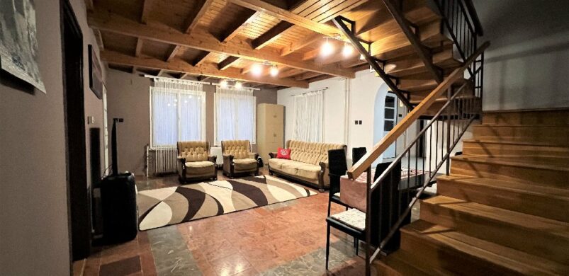 Egy saját részre épült, gerendás otthon Kakasdon