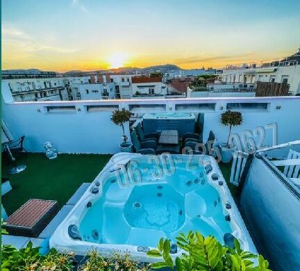 „Kertes ház a város felett”: egy 300 nm-es triplex lakás a VI. kerületben